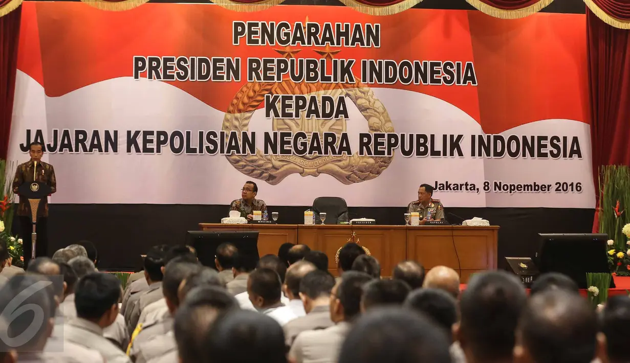 Presiden Joko Widodo (Jokowi) memberikan arahan kepada jajaran Polri terkait pengamanan negara di Auditorium PTIK, Jakarta, Selasa (8/11). Jokowi menilai Polri sudah profesional menjaga aksi demo 4 November kemarin. (Liputan6.com/Faizal Fanani)