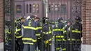 Petugas memblokir pintu masuk ke Universitas Harvard menyusul ancaman bom di gedung yang berlokasi di Cambridge, AS, Senin (16/11). Petugas mensterilkan empat gedung di universitas terkemuka di negara adidaya tersebut. (Scott Eisen/Getty Images/AFP)