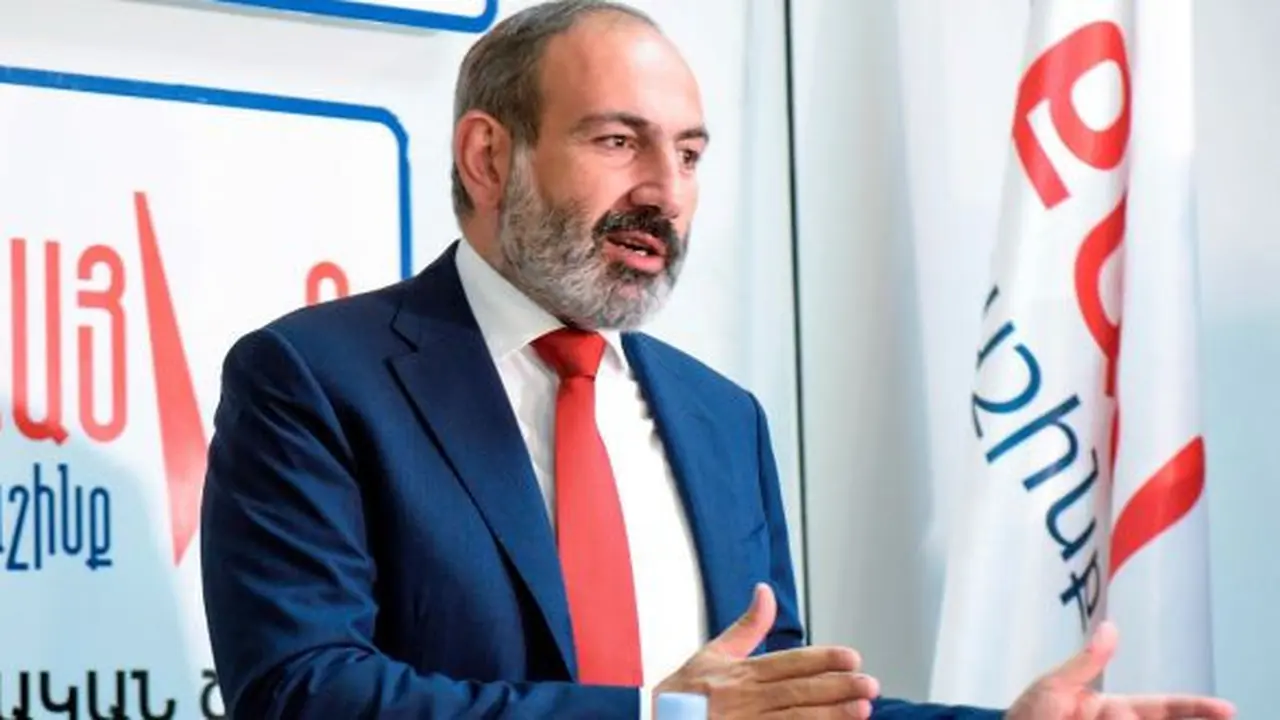 Dalam pesan video yang dibagikan via Facebook, Perdana Menteri Armenia, Nikol Pashinyan mengumumkan bahwa ia dan keluarganya telah positif terkena Corona COVID-19 (Photo credit: Karen Minasyan/AFP/Getty Images)