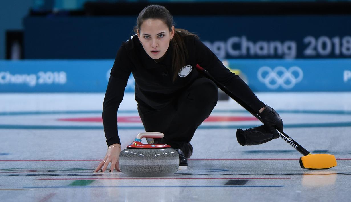 Atlet Curling Rusia Anastasia Bryzgalova saat bertanding dalam Olimpiade Musim Dingin 2018 di Gangneung, Korea Selatan (12/2). (AFP Photo / Wang Zhao)