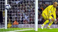 Kiper Liverpool, Jose Reina hanya bisa menyaksikan gawangnya bobol ketika menghadapi Aston Villa dalam lanjuta Liga Premier di Anfield, Liverpool, 24 Agustus 2009. AFP PHOTO/PAUL ELLIS
