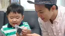 G-Dragon memang dikenal sebagai idol yang sangat sukses, ia juga punya sifat yang lembut saat berinteraksi dengan anak kecil. (Foto: soompi.com)