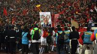 Pemain Timnas Vietnam merayakan jadi juara Piala AFF 2008 sambil membawa poster sang pelatih, Henrique Calisto, di Stadion My Dinh, Hanoi (28/12/2008). (AFP/Hoang Dinh Nam)