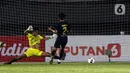 Pemain PSIS Semarang Riyan Ardiansyah (kanan) menendang bola ke gawang Arema FC yang membuahkan gol dalam pertandingan babak penyisihan Grup A Piala Menpora 2021 di Stadion Manahan, Solo, Selasa (30/3/2021). Arema FC kalah 2-3. (Bola.com/Ikhwan Yanuar)