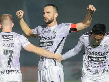 Pemain Bali United, Ilija Spasojevic (tengah) melakukan selebrasi usai mencetak gol ke gawang Borneo FC dalam laga pekan ke-5 BRI Liga 1 2021/2022 di Stadion Indomilk Arena, Tangerang, Selasa (28/09/2021). Kedua tim bermain imbang 1-1. (Bola.com/Bagaskara Lazuardi)