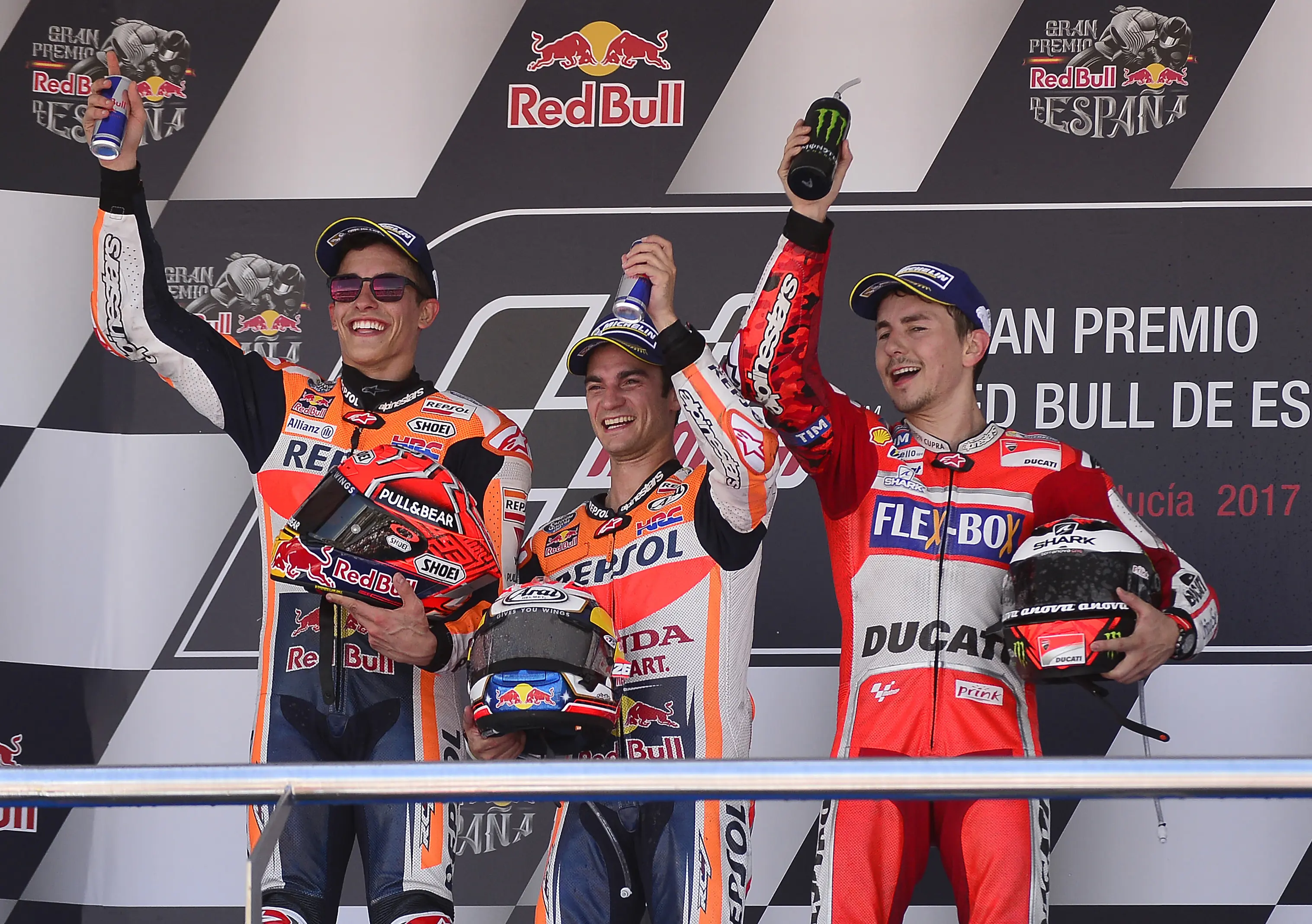 Dua pembalap Repsol Honda, Marc Marquez dan Dani Pedrosa, bersama pembalap Ducati, Jorge Lorenzo di podium MotoGP Spanyol 2017. (CRISTINA QUICLER / AFP)