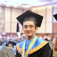 Pemeran kelahiran Surakarta 22 tahun itu mengaku terharu ketikan melihat orang tua dan ketiga kakak perempuannya yang juga turut hadir menyaksikan penyematan gelar Sarjana. (Adrian Putra/Bintang.com)