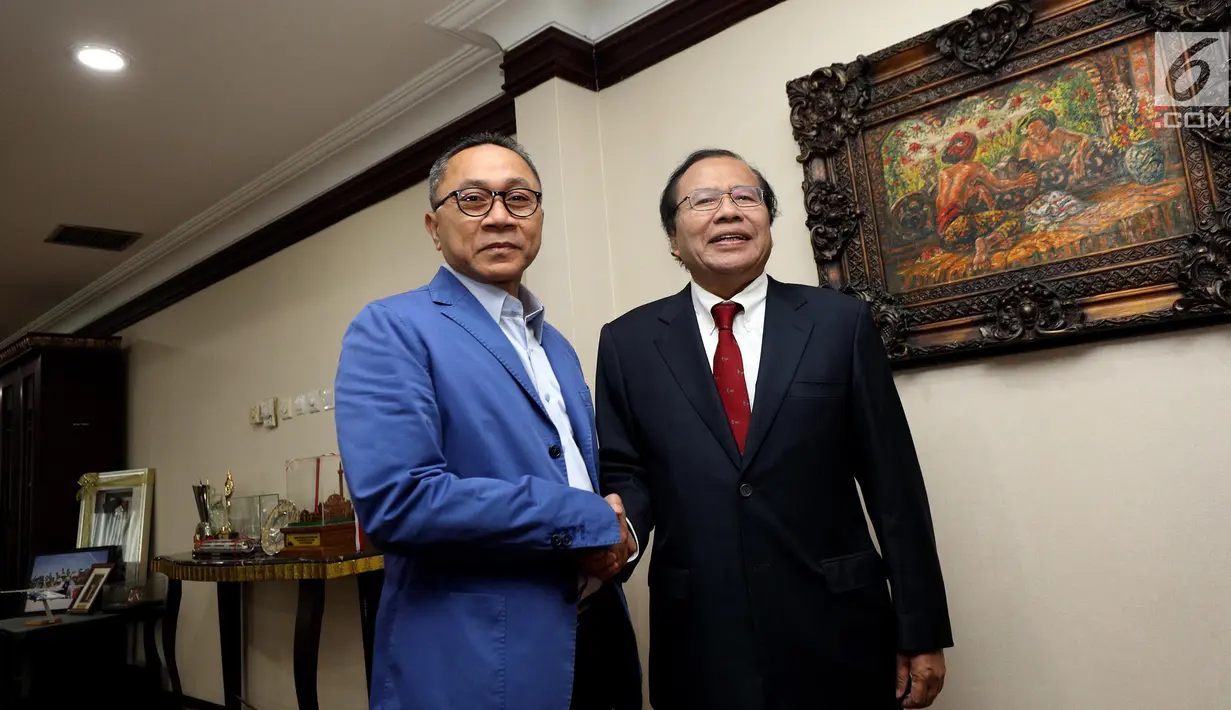 Mantan Menteri Koordinator bidang Kemaritiman, Rizal Ramli (kanan) menemui Ketua MPR, Zulkifli Hasan di Kompleks Parlemen, Senayan, Jakarta, Kamis (3/5). Kedatangan Rizal untuk memenuhi undangan Zulkifli Hasan. (Liputan6.com/Johan Tallo)