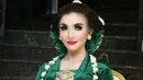 Pesona Roro Fitria saat memakai baju Jawa memang tak ada tandingannya. Wajahnya selalu tampak mulus dan memesona dengan makeup yang tebal serta pakaian khas Jawanya. (Instagram/roro.fitria1989)