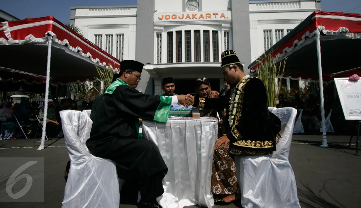 Sepasang calon pengantin menjalani proses ijab qabul selama acara nikah massal di Stasiun Tugu Yogyakarta, Selasa (6/9). Acara yang mengusung tema stasiun cinta dan masa depan itu diikuti oleh 7 pasangan pengantin. (Liputan6.com/Boy Harjanto)