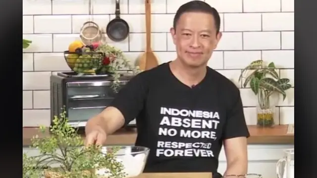 Penuhi Permintaan Menggoreng Kerupuk, Warganet Masih Penasaran dengan Satu Keahlian Tom Lembong Lainnya.  foto; TikTok @pasteinfo
