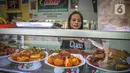 Pekerja melayani pengunjung di rumah makan Warteg Bahari, Jakarta, Rabu (1/12/2021). Dalam salinan Inmendagri tersebut juga tertulis waktu makan maksimal selama 60 menit. (Liputan6.com/Faizal Fanani)