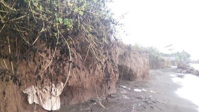 Kain kafan di makam yang terletak di pesisir Pantai Galesong, Telekor Utara, Sulsel menyembul keluar karena abrasi. (ASP dan Walhi Sulsel for JawaPos,com)