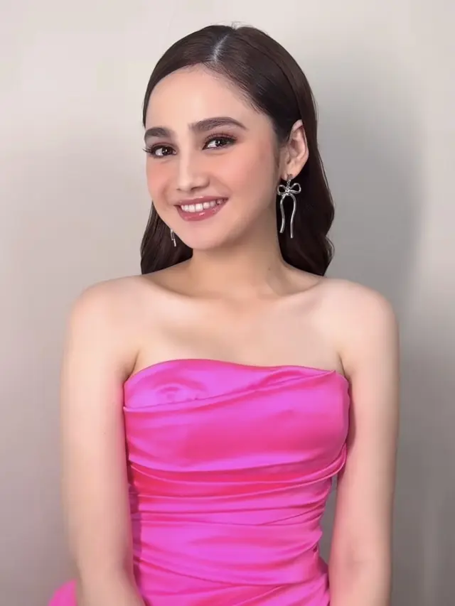 Syifa Hadju Dibalut Mini Dress Pink. [@marlenehariman]