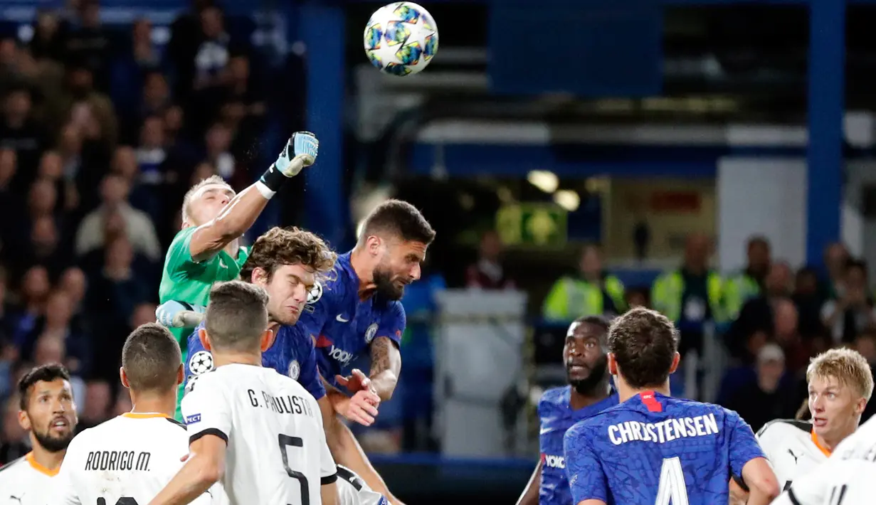 Kiper Valencia, Jasper Cillessen (kiri atas) melakukan penyelamatan pada laga perdana Grup H Liga Champions melawan Valencia  di Stamford Bridge, Rabu (18/9/2019). Chelsea takluk 0-1 di tangan Valencia. (AP Photo/Frank Augstein)