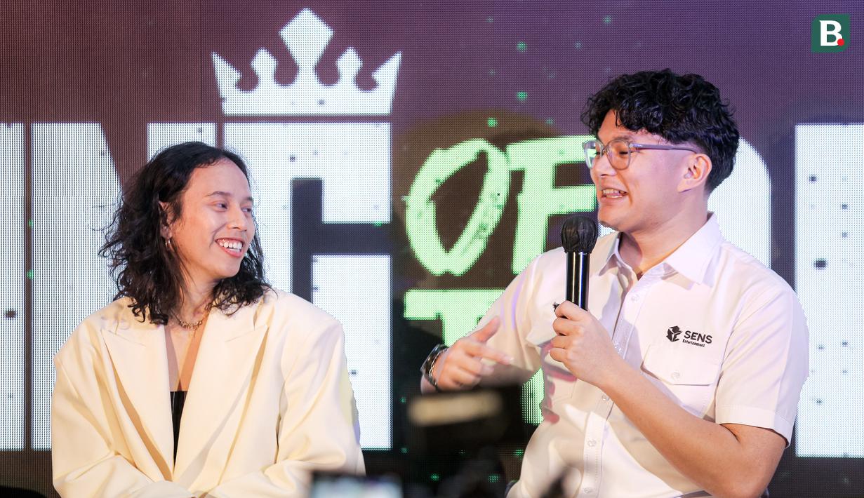 CEO SENS Entertainment, Sultan Sapta (kanan) memberikan keterangan di depan media dalam konferensi pers Superstar Knockout di daerah Senayan, Jakarta Pusat, Kamis (12/06/2025). (Bola.com/Bagaskara Lazuardi)