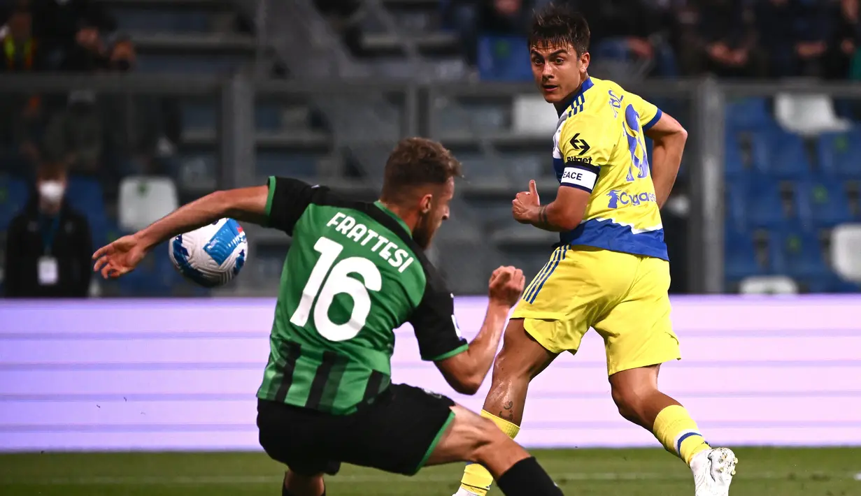 <p>Penyerang Juventus, Paulo Dybala (kanan) berebut bola dengan gelandang Sassuolo, Davide Frattesi selama pertandingan lanjutan Liga Serie A Italia di stadion Citta del Tricolore di Reggio Emilia, Selasa (26/4/2022). Juventus menang tipis atas Sassuolo 2-1. (AFP/Marco Bertorello)</p>