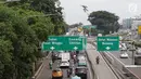 Plang penunjuk arah lalu lintas yang dihiasi coretan di kawasan Pancoran, Jakarta, Rabu (15/2). Meskipun berada cukup tinggi, plang tersebut tidak luput dari tangan tidak bertanggung jawab yang melakukan aksi vandalisme. (Liputan6.com/Immanuel Antonius)