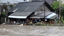 Hingga Rabu (10/9/2025) siang waktu setempat, hujan deras masih mengguyur sebagian wilayah. Sejumlah akses jalan di Denpasar, Bali juga ditutup. (SONNY TUMBELAKA/AFP)