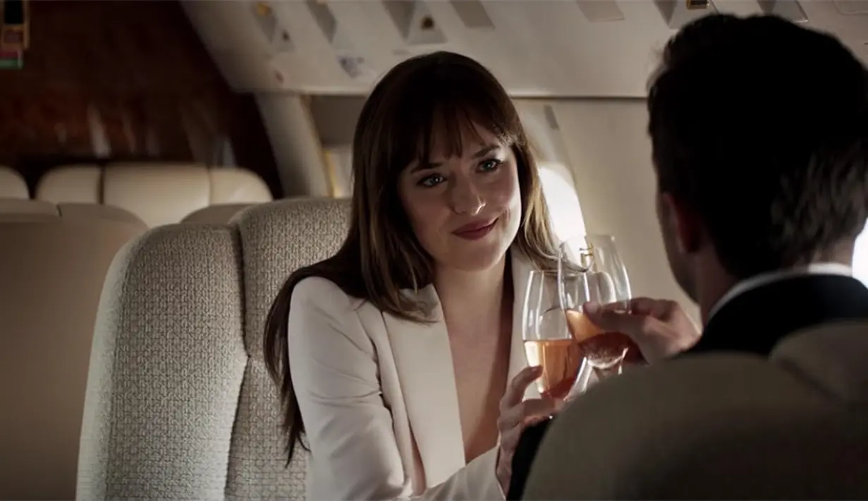 Terlihat Anastasia dan Christian tersenyum bahagia saat berdansa di pernikahan mereka. (The Playlist)