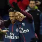 Neymar, Cavani dan Mbappe merayakan gol saat melawan Dijon pada laga Ligue 1 di Parc des Princes stadium, Paris, (17/1/2018). PSG menang telak 8-0. (AP/Thibault Camus)