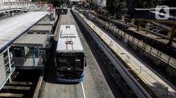 Bus melintasi Halte Transjakarta Harmoni yang ditutup, Jakarta, Kamis (9/3/2023). Penutupan halte tersebut karena terdampak pengerjaan jalur moda transportasi MRT Jakarta Fase 2A. (Liputan6.com/Johan Tallo)