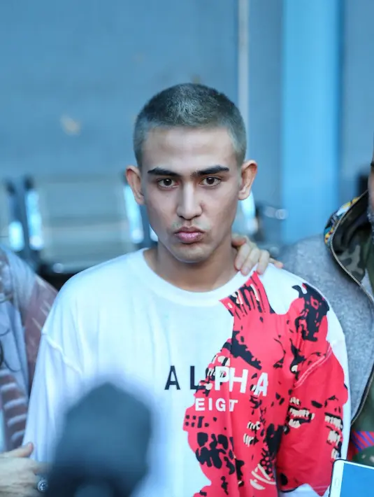 Pada bulan Juli 2017, Axel Mattew Thomas ditangkap pihak kepolisian di Kristal Hotel karena membawa narkoba jenis Happy Five. (Adrian Putra/Bintang.com)