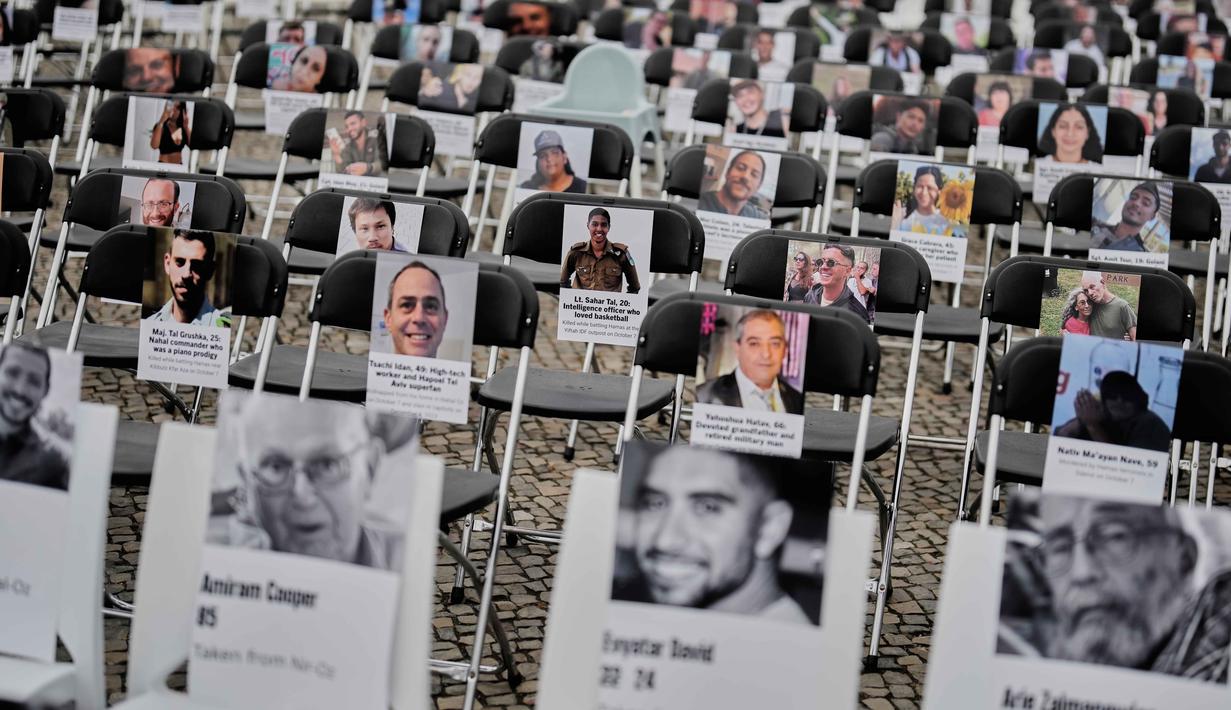 Peringatan tersebut dibayangi oleh harapan, perang di Gaza akan segera berakhir. Diketahui, Para negosiator dari Hamas dan Israel berkumpul di Mesir pada hari Senin (6/10/2025) untuk memulai perundingan tidak langsung guna menyelesaikan detail pembebasan semua sandera yang ditahan di Gaza dan pemulangan hampir 2.000 tahanan Palestina, serta penarikan awal pasukan Israel dari Gaza. (AP Photo/Markus Schreiber)