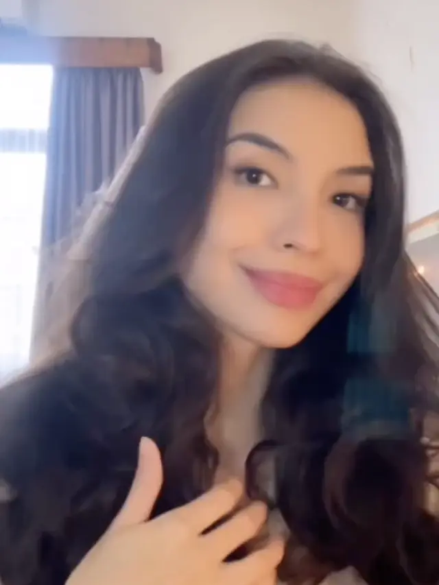 Inspirasi Model Rambut Panjang ala Manohara