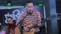 Penampilan The Rain saat rilis album ke-6 bertajuk "Jabat Erat", Jakarta, Rabu (14/9). Tema besar album ke-6 The Rain adalah menertawakan diri sendiri. (Liputan6.com/Herman Zakharia)
