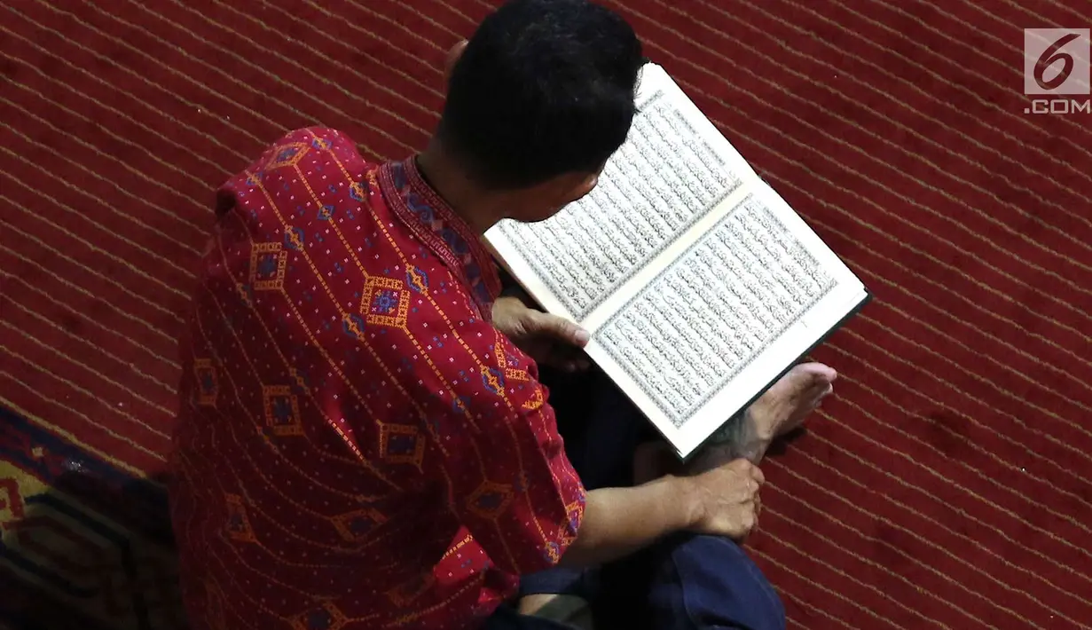 Seorang pria membaca Alquran di dalam Masjid Istiqlal, Jakarta, Kamis (17/5). Di bulan Ramadan, Masjid Istiqlal menjadi salah satu masjid yang banyak dikunjungi warga untuk beribadah sekaligus menunggu waktu berbuka puasa. (Liputan6.com/Immanuel Antonius)