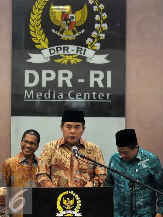 Ketua DPR Ade Komarudin (tengah) menyampaikan hasil rapat Badan Musyawarah  (Bamus) DPR di Jakarta, (27/1). Bamus menyepakati masa reses bagi anggota legislatif dan masa kerja legislatif sebanyak 180 hari/tahun. (Liputan6.com/JohanTallo)