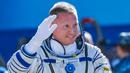 Kosmonaut Roscosmos Sergey Prokopyev melambaikan tangan kepada kerabatnya sebelum peluncuran pesawat ruang angkasa Soyuz MS-22   di kosmodrom Baikonur, Kazakhstan, 21 September 2022. Sergey Prokopyev melakukan penerbangan pertamanya ke luar angkasa pada 6 Juni 2018 dengan Soyuz MS-09 dan menghabiskan 197 hari di luar angkasa sebagai insinyur penerbangan. (Maxim Shemetov, Pool Photo via AP)