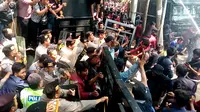 Massa demo mahasiswa yang memaksa masuk gedung DPRD Kota Malang harus terlibat bentrok dengan petugas (Liputan6.com/Zainul Arifin)
