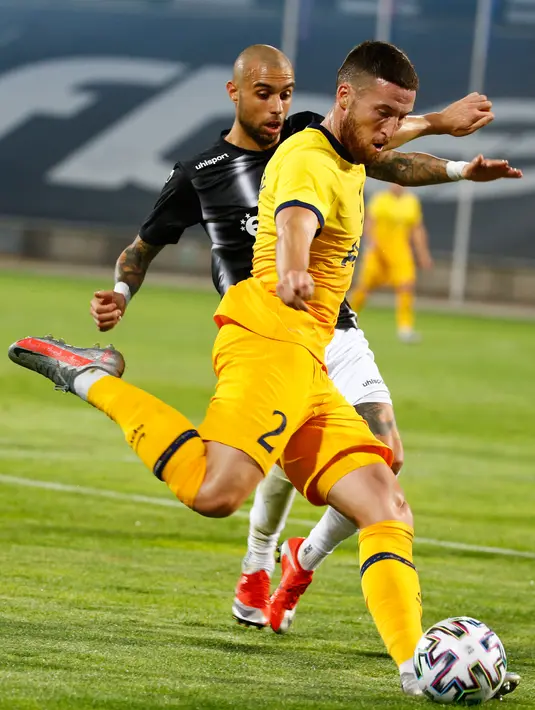 Bek Tottenham Hotspur, Matt Doherty berebut bola dengan pemain Lokomotiv Plovdiv, Momchil Tsvetanov dalam laga babak kualifikasi kedua Liga Europa 2020-2021 di Stadion Lokomotiv, Plovdiv, Bulgaria, Kamis (17/9/2020). Tottenham susah payah kalahkan Lokomotiv Plovdiv 2-1. (AP Photo/Anton Uzunov)