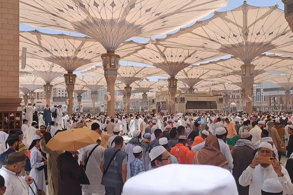 Banyak jemaah haji asal Indonesia yang tersesat usai melaksanakan sholat Jumat di Masjid Nabawi, Madinah, Jumat (26/5/2023) kemarin.