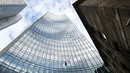 Pendaki kota Prancis, Alain Robert saat berusaha memanjat gedung XYZ di Frankfurt am Main, Sabtu (28/9/2019). Pria berusia 57 tahun itu memanjat gedung XYZ tanpa peralatan keselamatan. (AFP Photo/Daniel Roland)