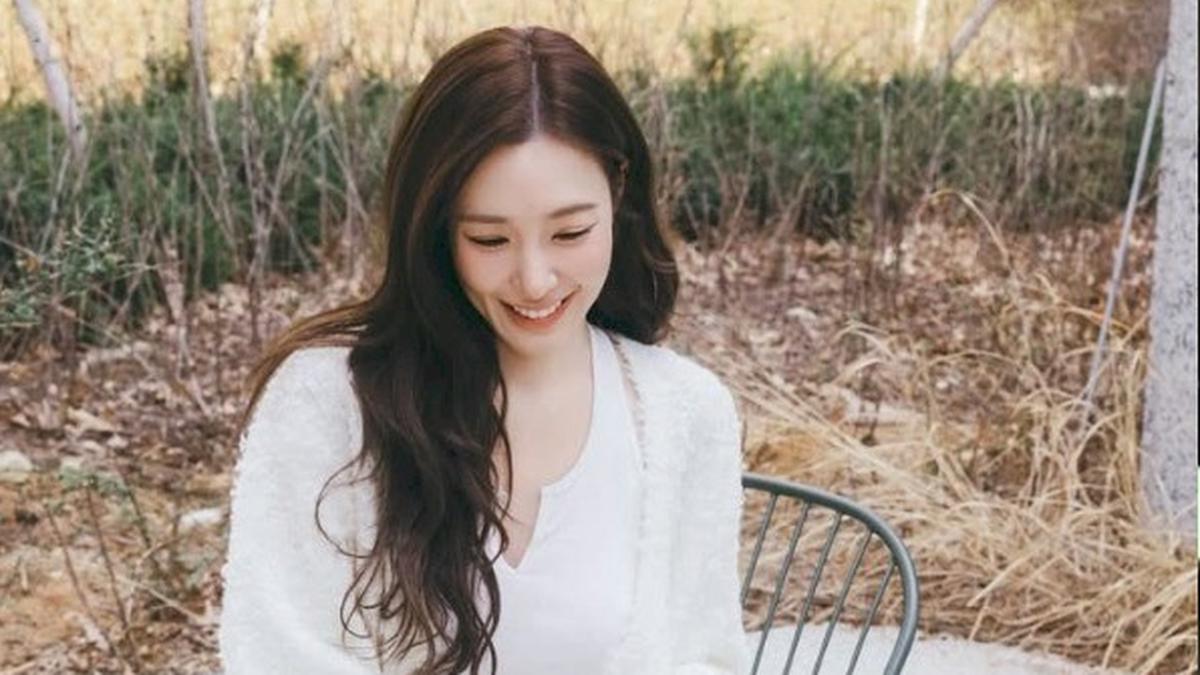 Kini Sah Jadi Suami-Istri, Gaya Couple Tiffany SNSD dan Byun Yo Han Pamer Lovestagram Bareng Anjing Kesayangan