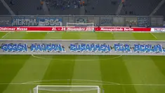 Replika Tembok Berlin bertuliskan "Bersatu menentang tembok.Bersatu untuk Berlin" berdiri jelang pertandingan Hertha Berlin melawan RB Leipzig di Stadion Olimpiade, Berlin (9/11/2019). Replika Tembok Berlin berdiri untuk memperingati 30 tahun keruntuhan serta bersatunya Jerman. (AFP/Odd Andersen)