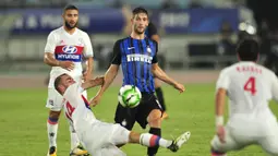Gelandang Inter Milan, Roberto Gagliardini, melewati penjagaan gelandang Lyon, Sergi Darder,  pada laga International Champions Cup di Nanjing Olympic Sports Center, Jiangsu, Senin (24/7/2017). Inter Milan menang 1-0 atas Lyon. (AFP)