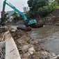 Di anak Kali Ciliwung, Jakarta, Dinas Pekerjaan Umum DKI masih melakukan pengerukan lumpur dan sampah, (9/10/14). (Liputan6.com/Johan Tallo)