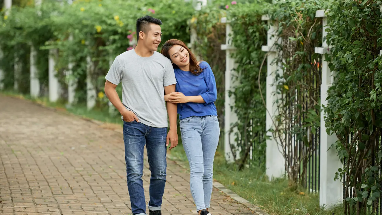 pasangan berjalan kencan