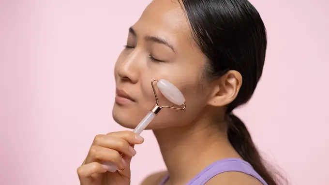 9 Langkah Pijat Wajah agar Kulit Terlihat Kencang dan Awet Muda