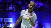 Putri Kusuma Wardani dari Indonesia bereaksi saat bertanding melawan Tomoka Miyazaki dari Jepang dalam pertandingan putaran ketiga tunggal putri Kejuaraan Dunia Bulutangkis, Kamis, 28 Agustus 2025 di Paris, Prancis. (AP Photo/Aurelien Morissard)