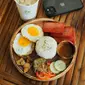 Nasi dengan lauk telur mata sapi (Liputan6.com/Pexels/kenzero14)