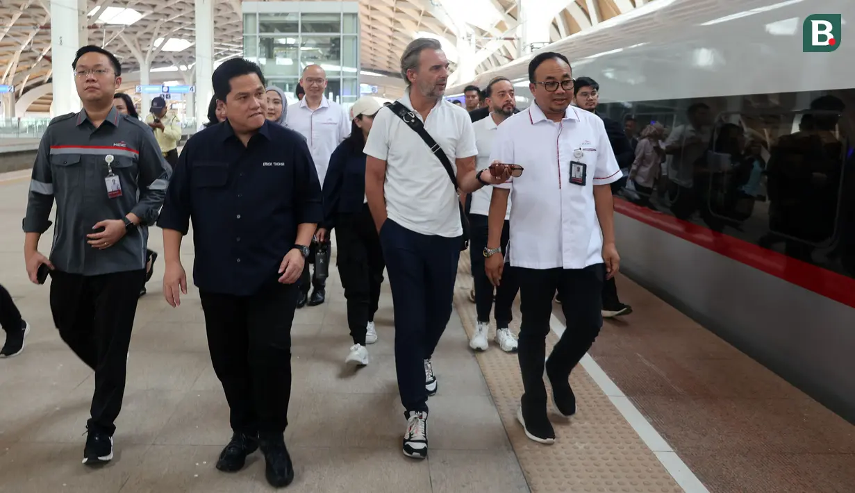 Ketua umum PSSI, Erick Thohir (tengah kiri) mengajak FIFA Team Project Venue Management, Christian Schmolzer (tengah kanan) menjajal kereta cepat Whoosh dari Stasiun Halim, Jakarta, ke Stasiun Tegalluar, Bandung, pada Senin (9/10/2023). (Bola.com/Abdul Aziz)