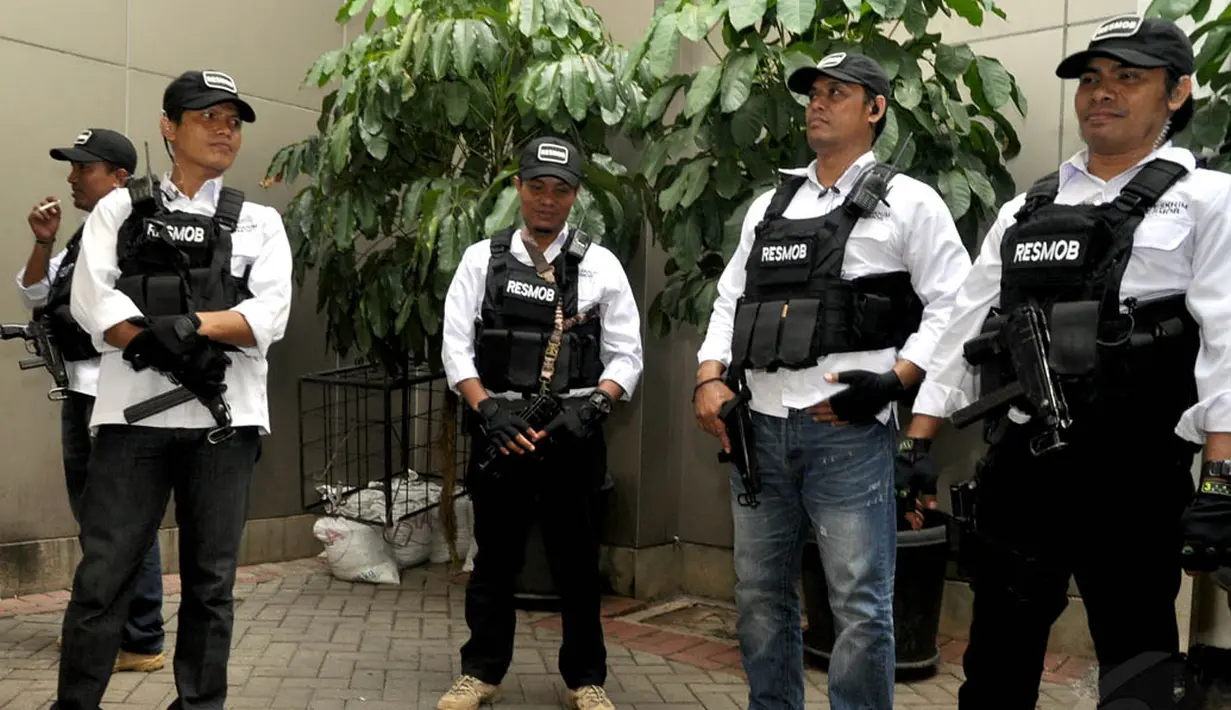 Usai menggeledah kediaman mantan Gubernur Papua Barnabas Suebu di kawasan Bintaro, sejumlah anggota Bareskrim Polri berjaga di KPK, Jakarta, (22/10/14). (Liputan6.com/Miftahul Hayat) 