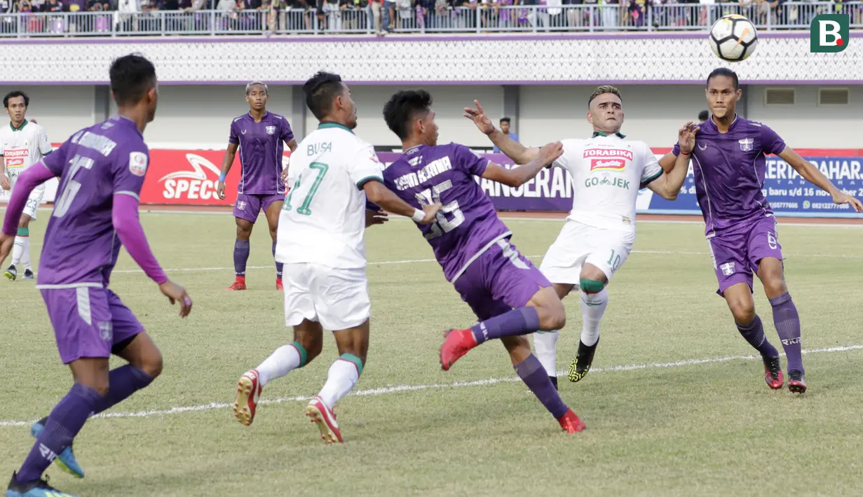 Striker PSS Sleman, Cristian Gonzales, saat melawan Persita Tangerang pada laga Liga 2 di Stadion Benteng Taruna, Tangerang, Jumat (26/10/2018). Kedua tim bermain imbang 1-1. (Bola.com/M Iqbal Ichsan)