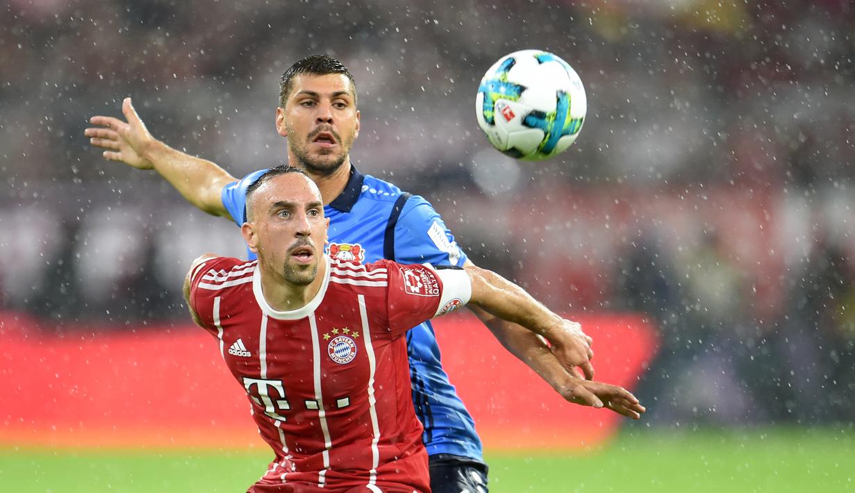 Aksi pemain Bayern Munchen, Franck Ribery berebut bola dengan pemain Leverkusen, Aleksandar Dragovic (belakang) pada laga Bundesliga di Allianz Arena, Munich,  (18/8/2017). Bayern menang 3-1. (AFP/dpa/Sven Hoppe) 