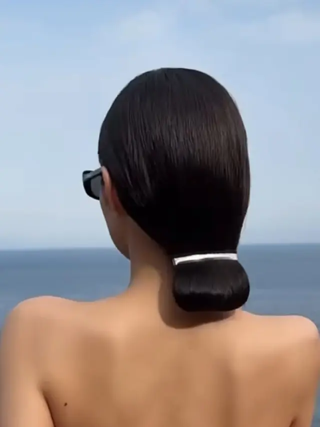 Jennie Blackpink Hanya Mengenakan Handuk. [@jacquemus]